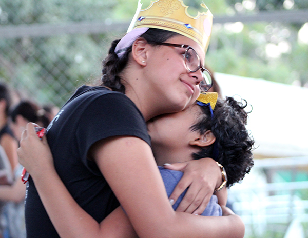 Alumna PrepaTec abraza a "amiga CAMI" en su despedida 