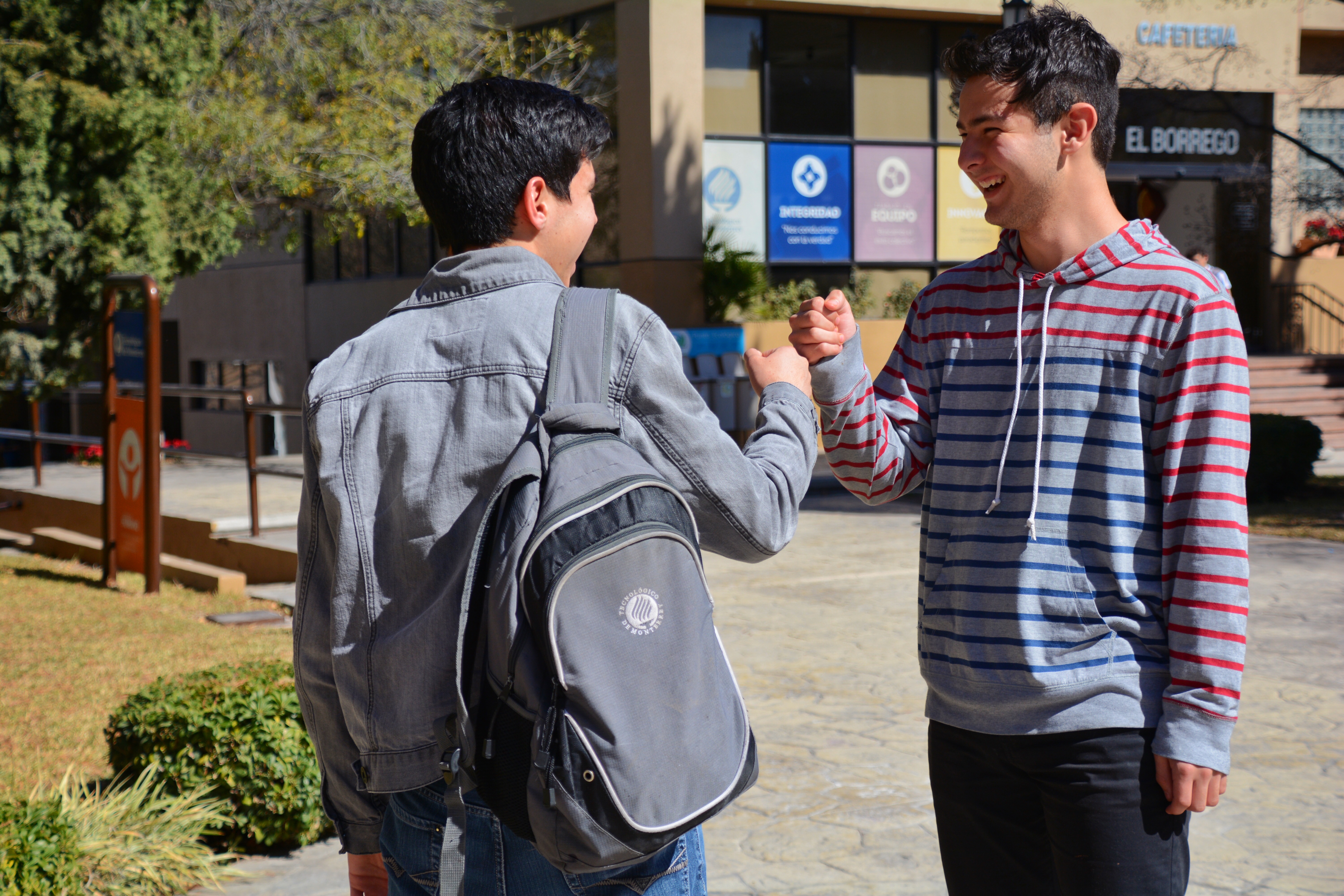 El alumno Jorge Valdez saludando a Alejandro Carrillo otro de los alumnos de Campus Saltillo
