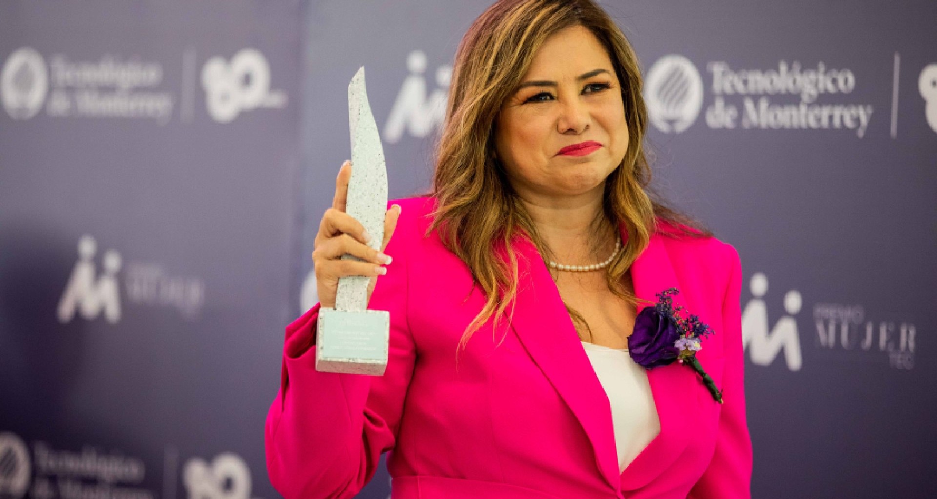 Evelyn Vannesa Loredo recibiendo el Premio Mujer Tec 2023