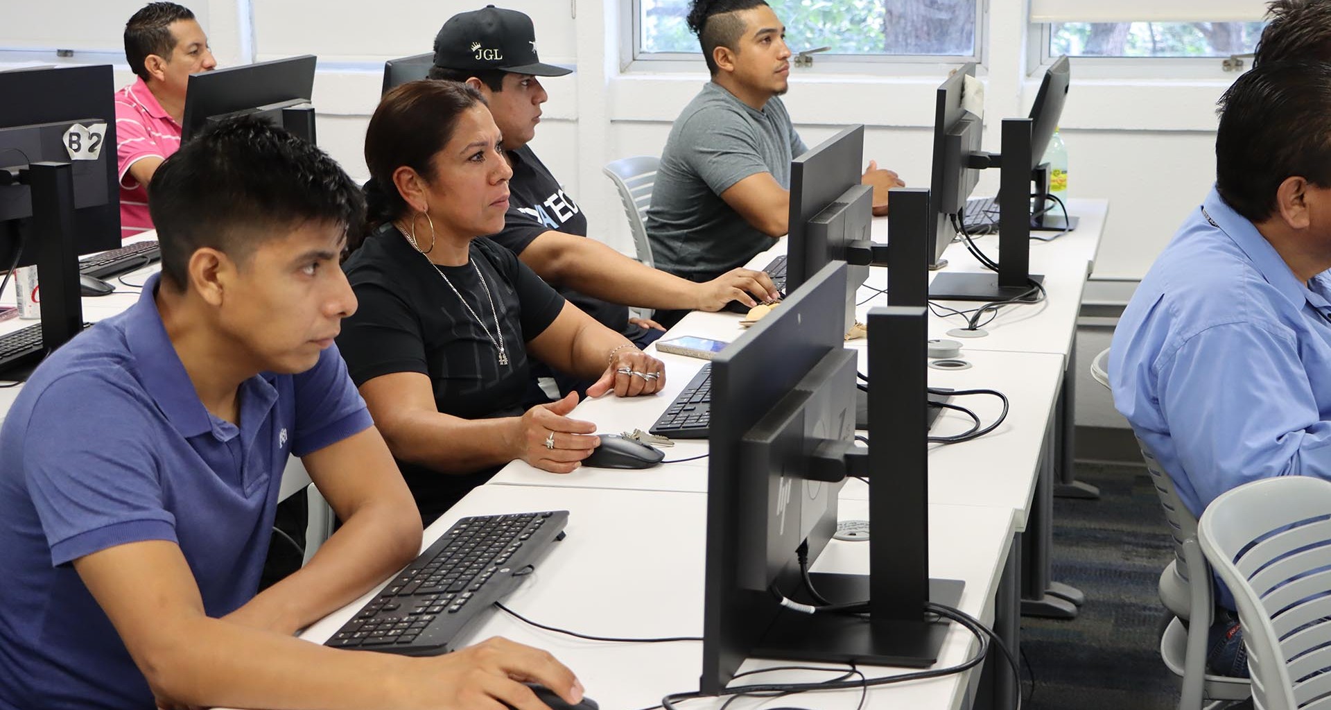 Empledos del Tec de Monterrey recibiendo curso de herramientas tecnológicas