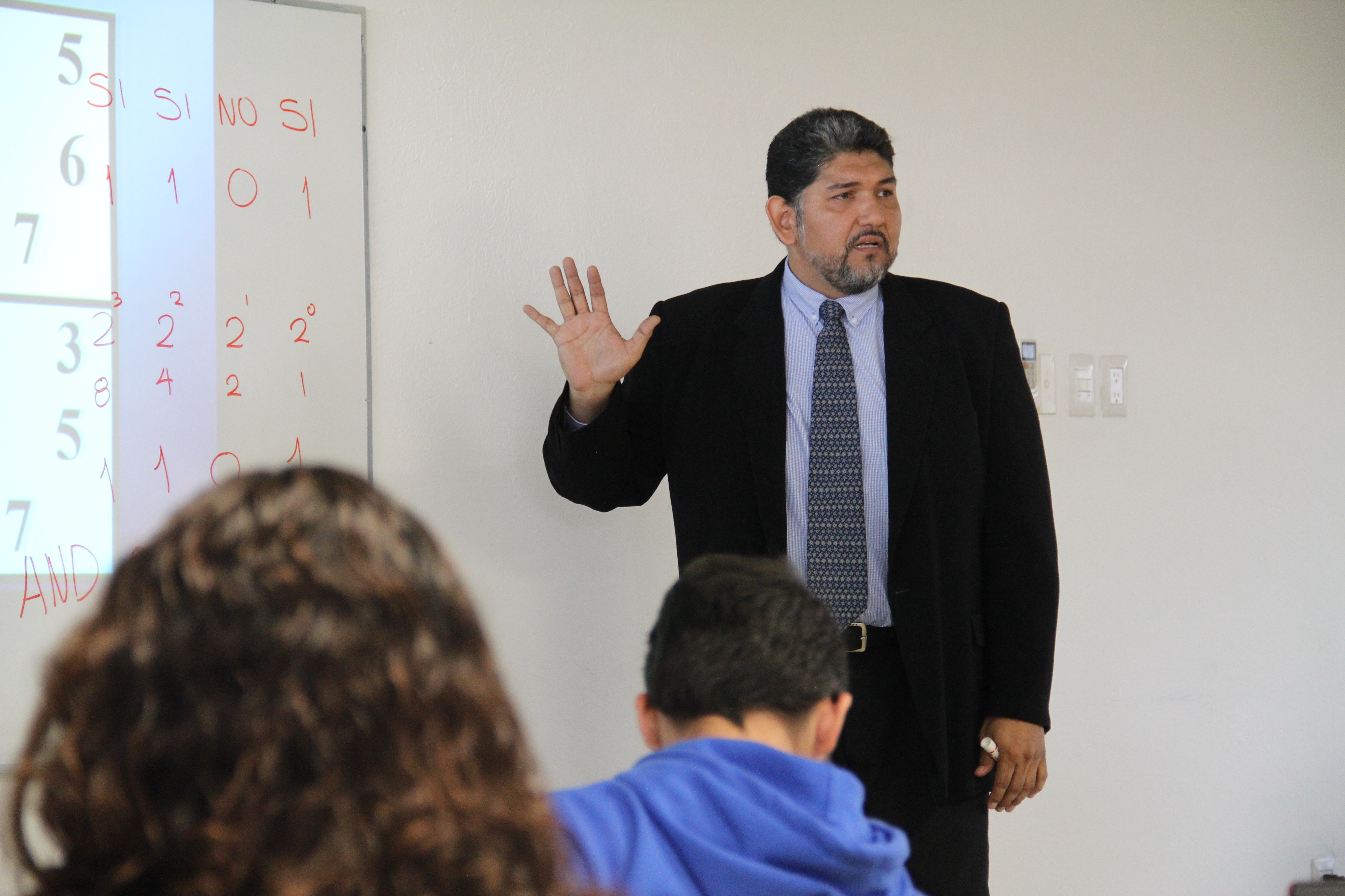Profesor Gabino explicando el proyecto.