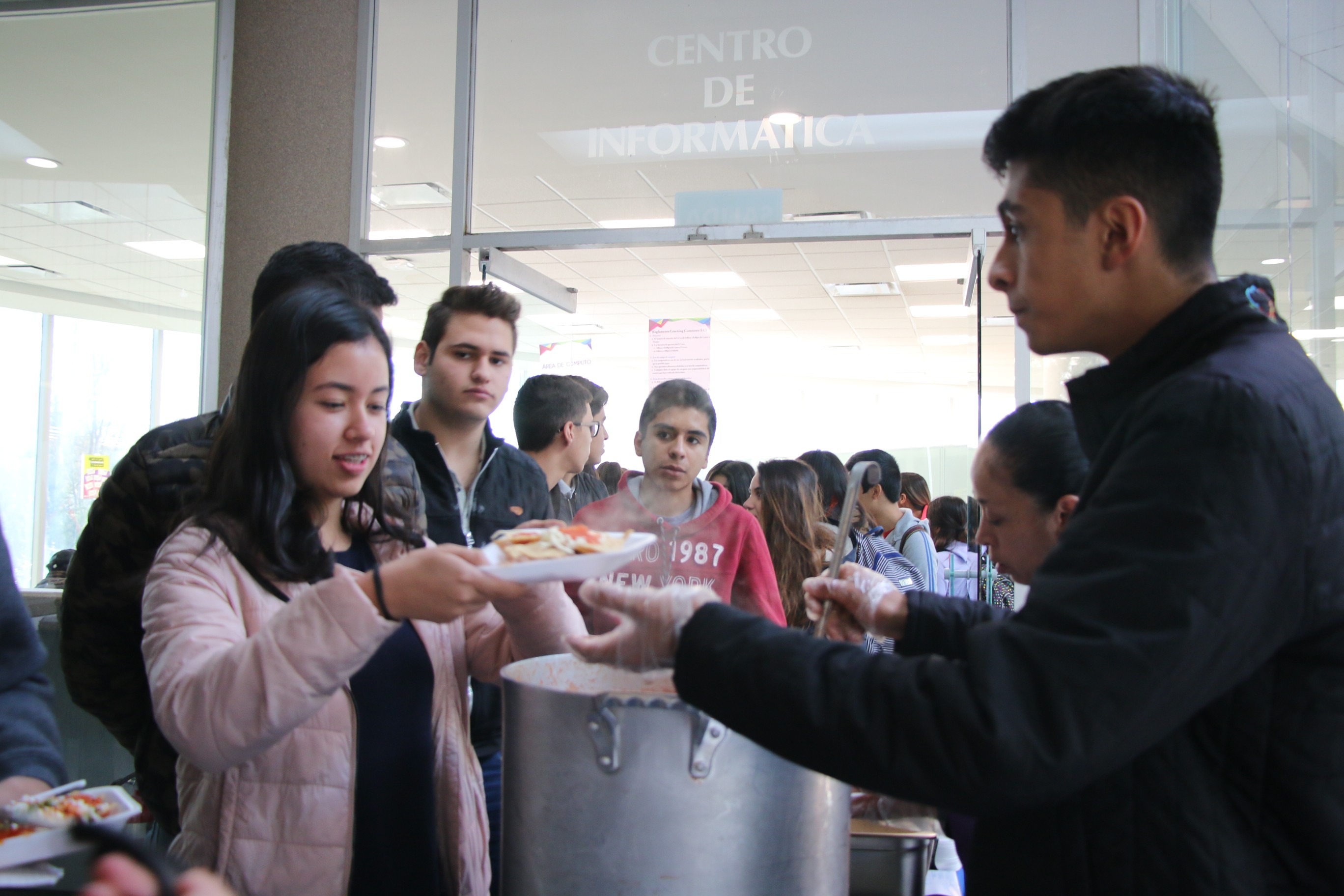 Los alumnos de preparatoria y profesional degustaron de los tradicionales chilaquiles por el inicio del semestre enero-mayo 2018.