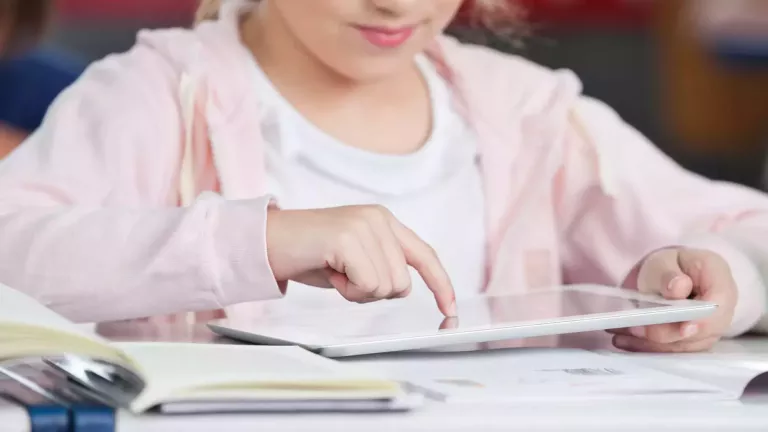 Silueta de niña utilizando su tablet