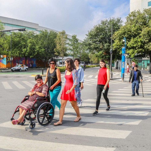Persona en silla de ruedas cruzando calle cerca del Campus Monterrey
