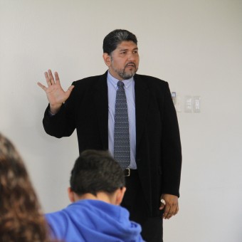 Profesor Gabino explicando el proyecto.