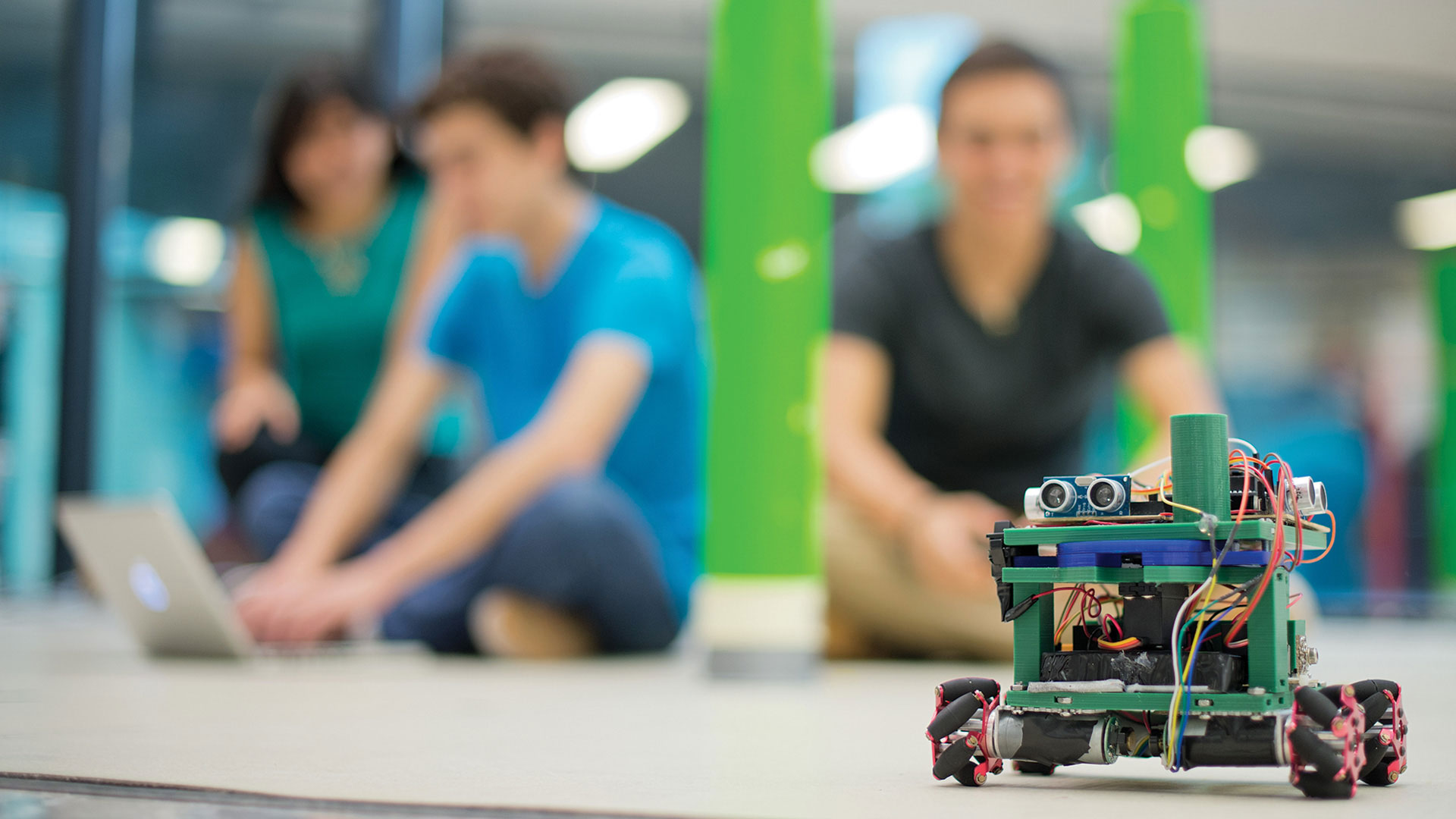 Alumnos de fondo con robot, Tecnológico de Monterrey