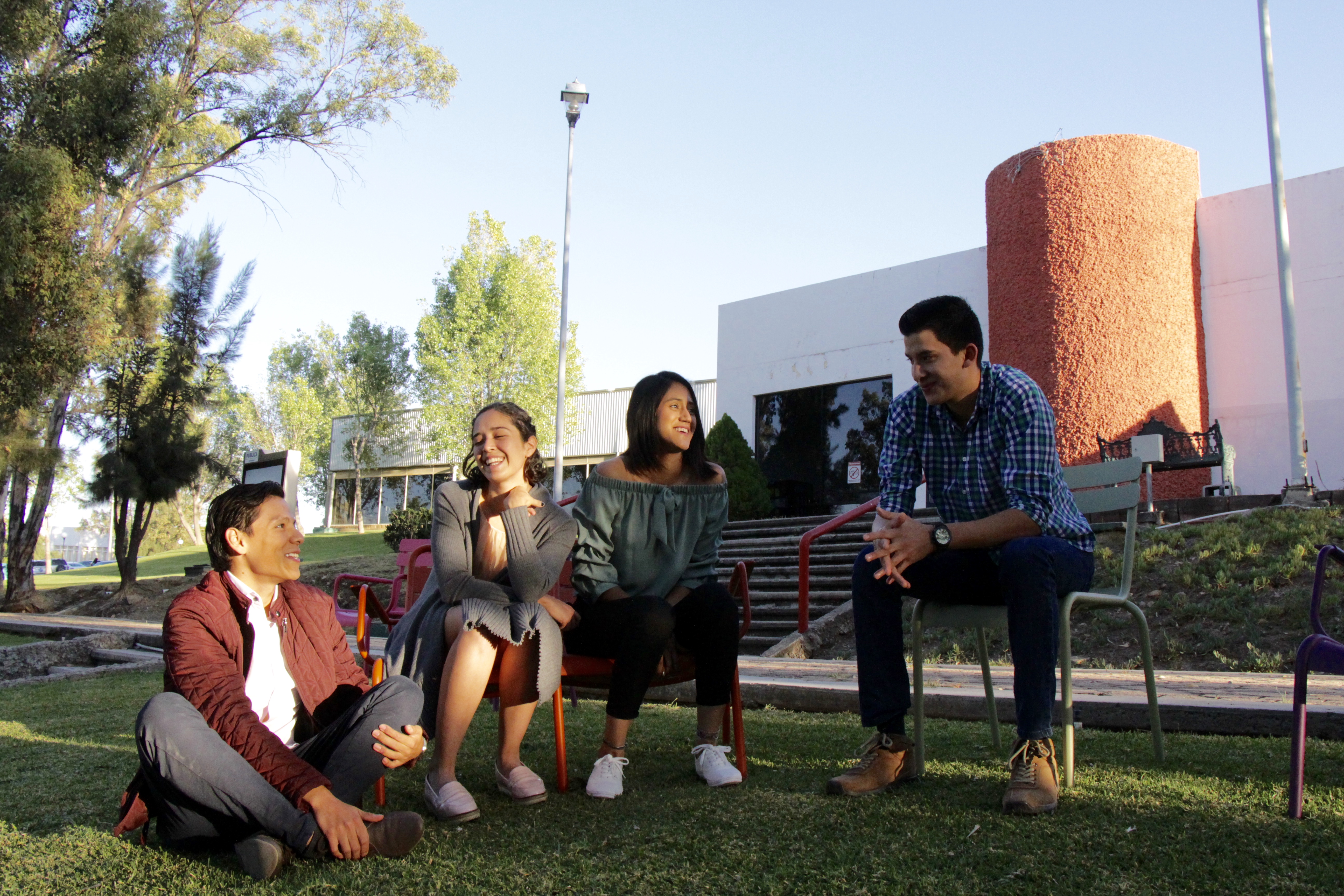 Alumnos en fachada de residencias