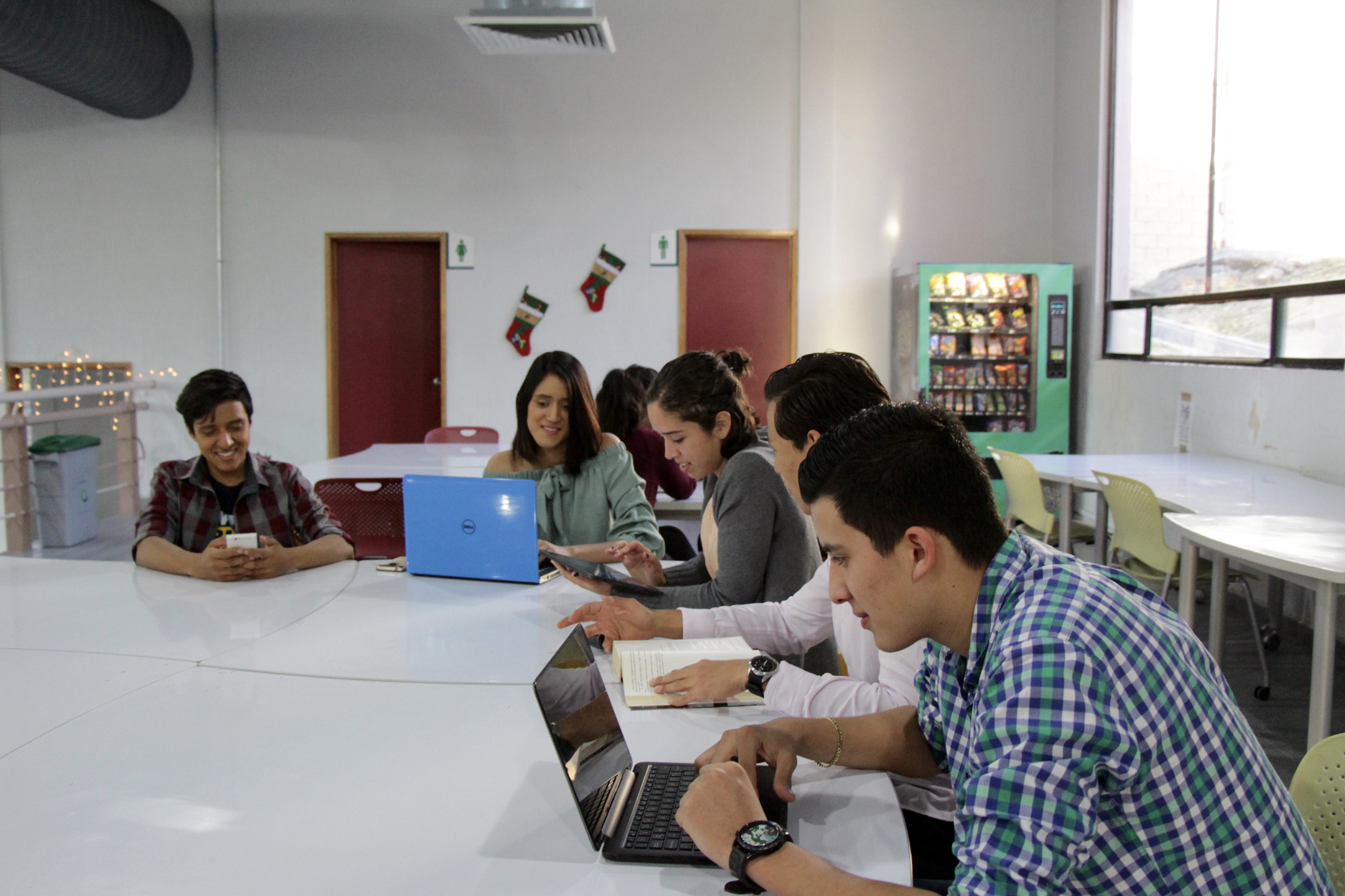 Alumnos en sala de estudio
