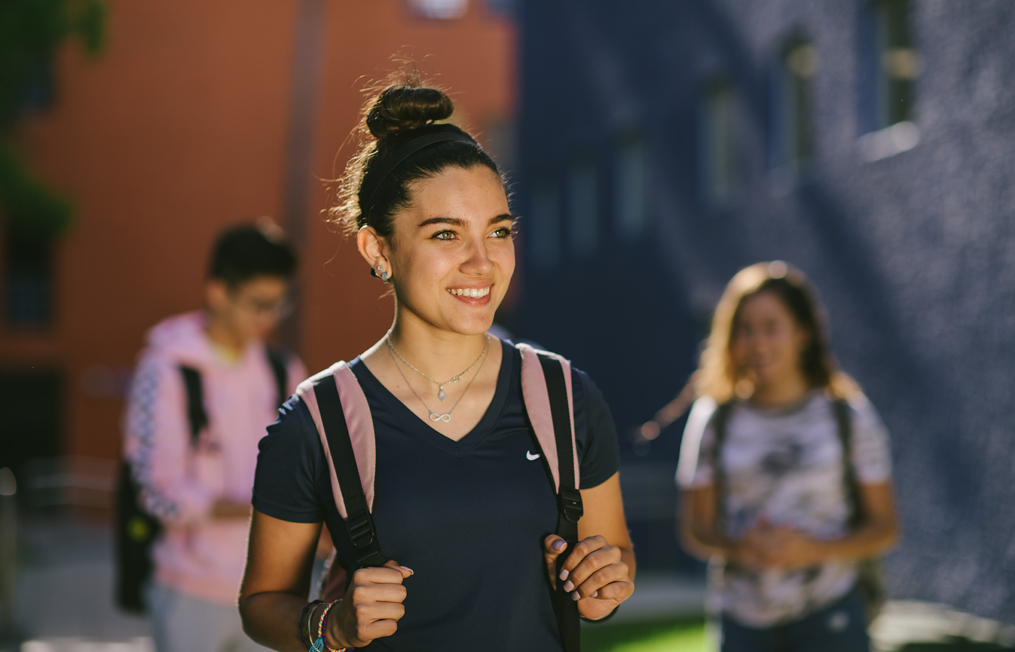 Alumna caminando en el campus