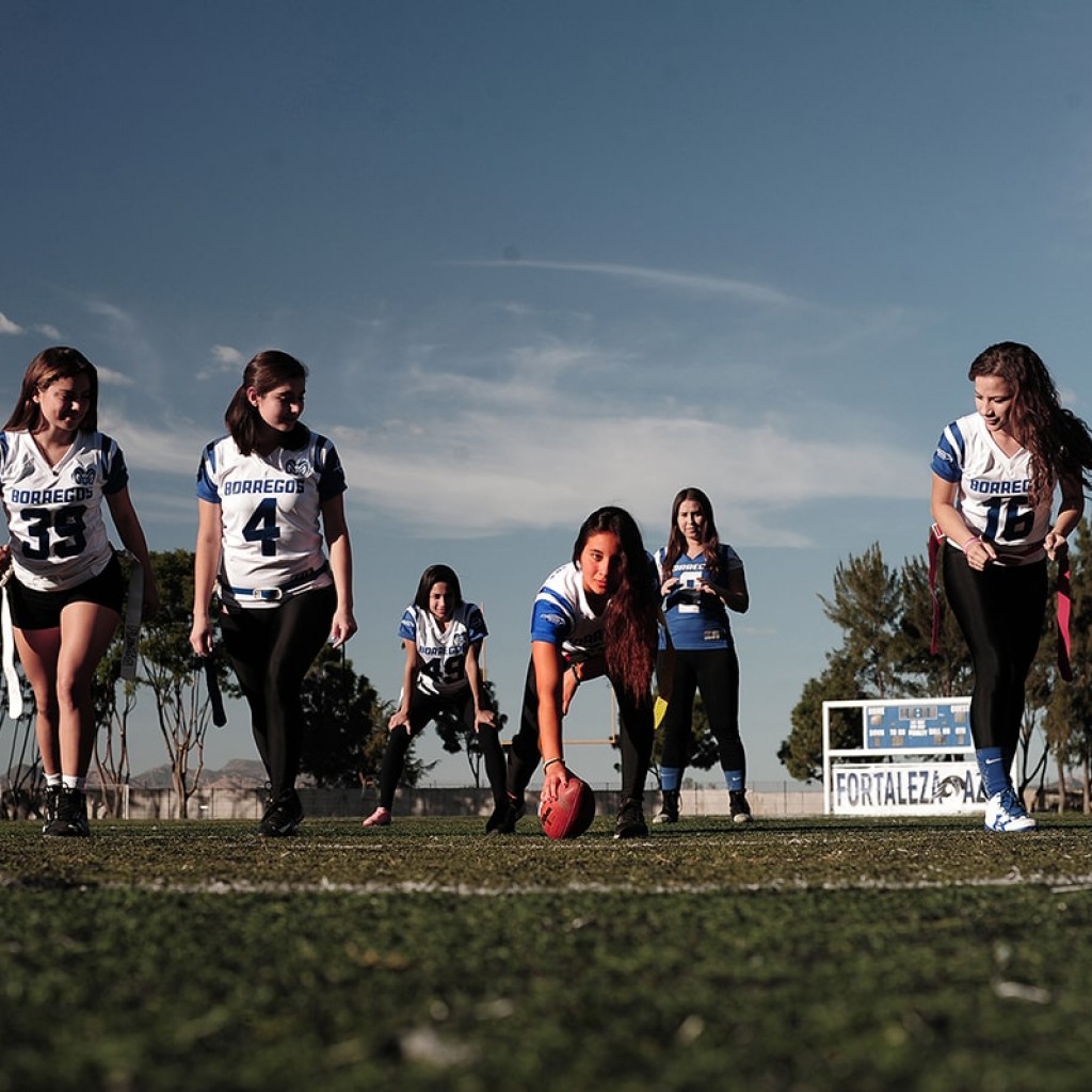 Alumnas practicando flag football