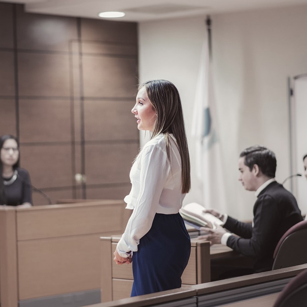 Alumna realizando practica en juicio