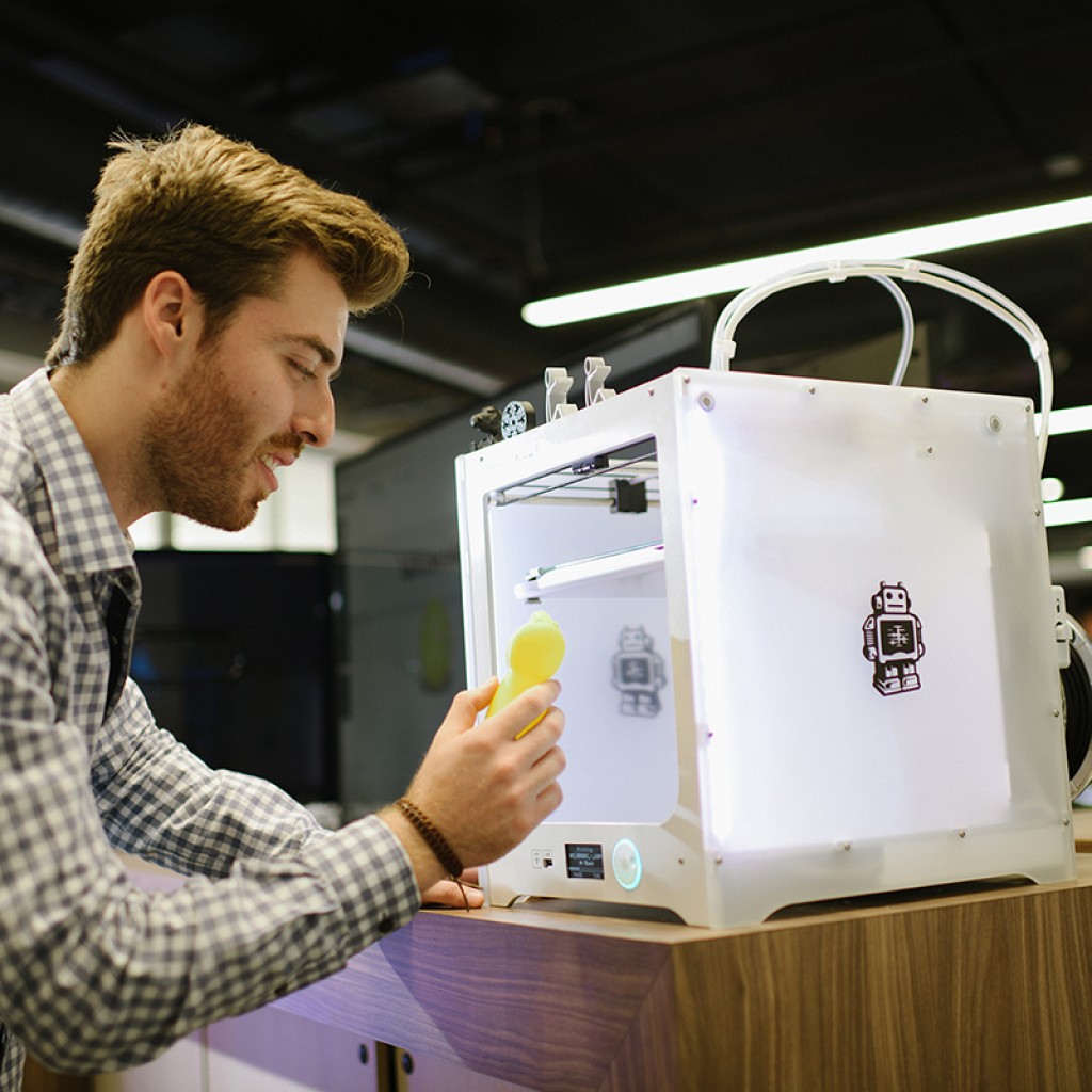 Alumno con impresora en 3D