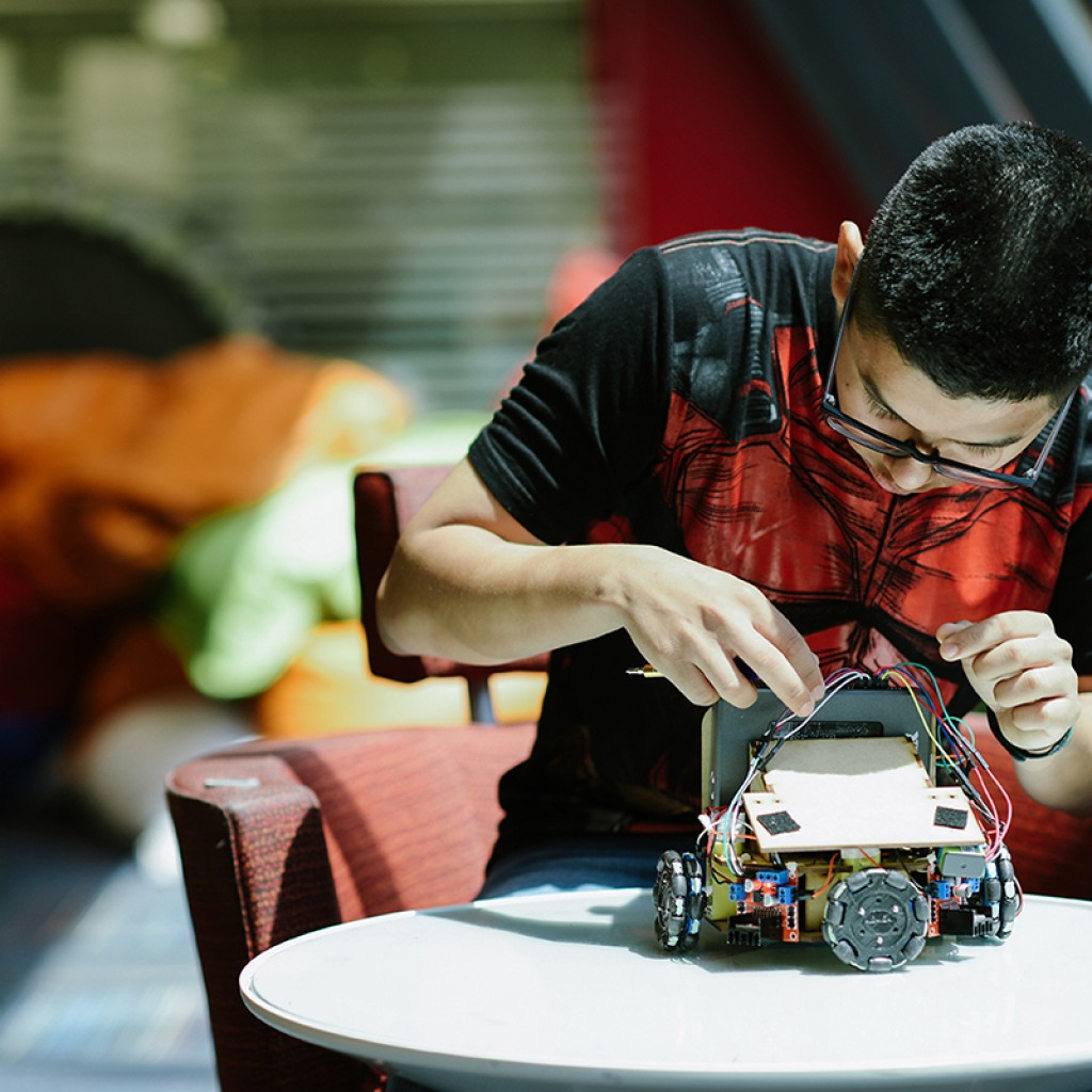 Alumno realizando proyecto electrónico