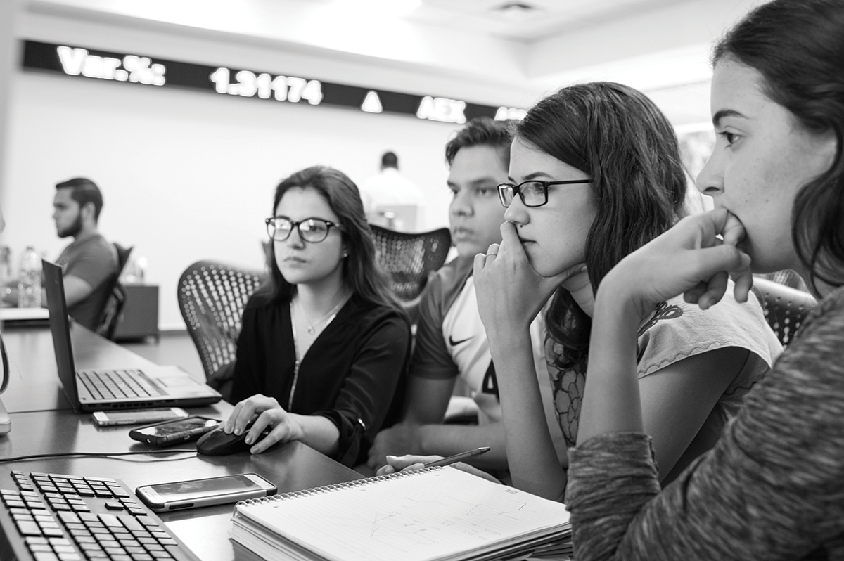 Estudiantes de la carrera de Finanzas