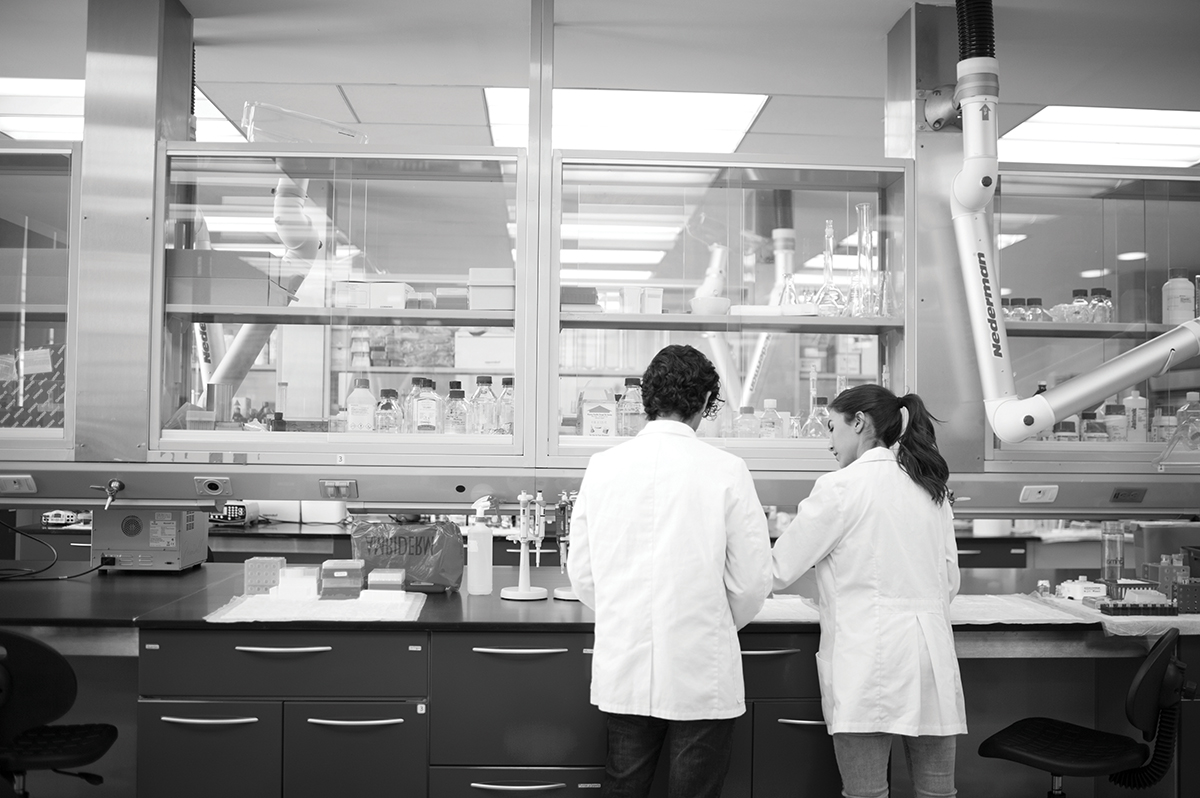 Alumnos en laboratorio