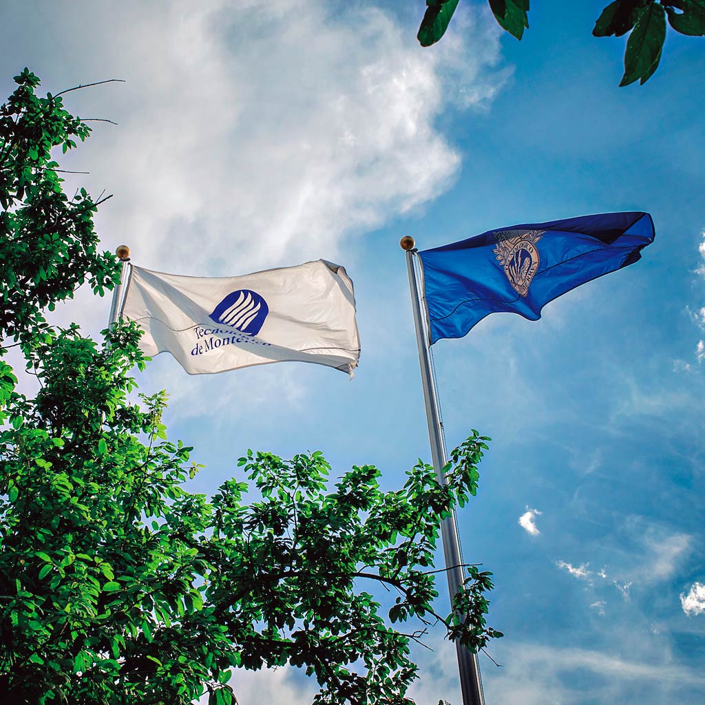 Banderas con logotipo y escudo institucional, Tecnológico de Monterrey