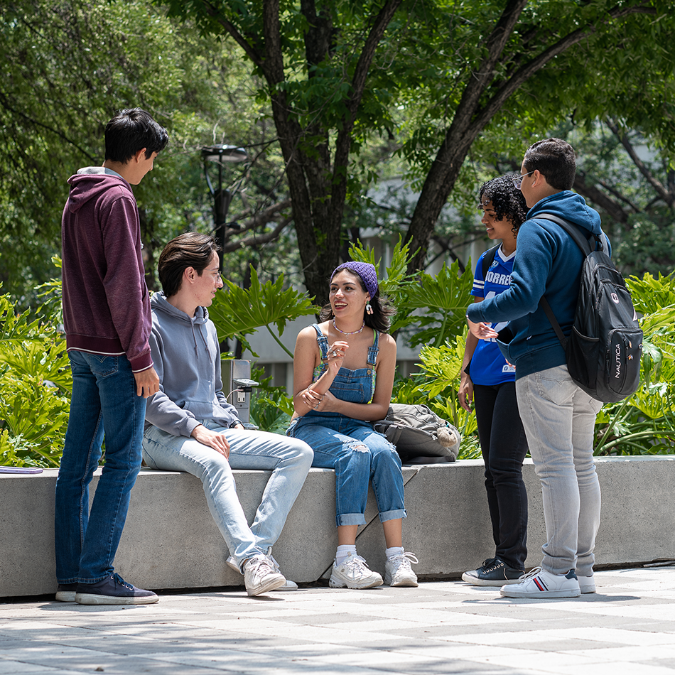 Alumnos en el jardín