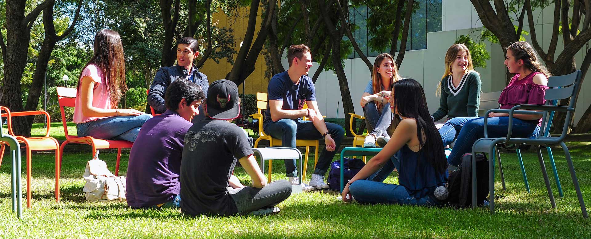 Alumnos en áreas comunes, campus Monterrey