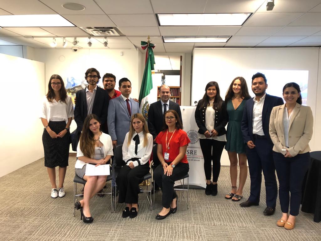 Los alumnos entregaron su texto en el Consulado de México en Miami.