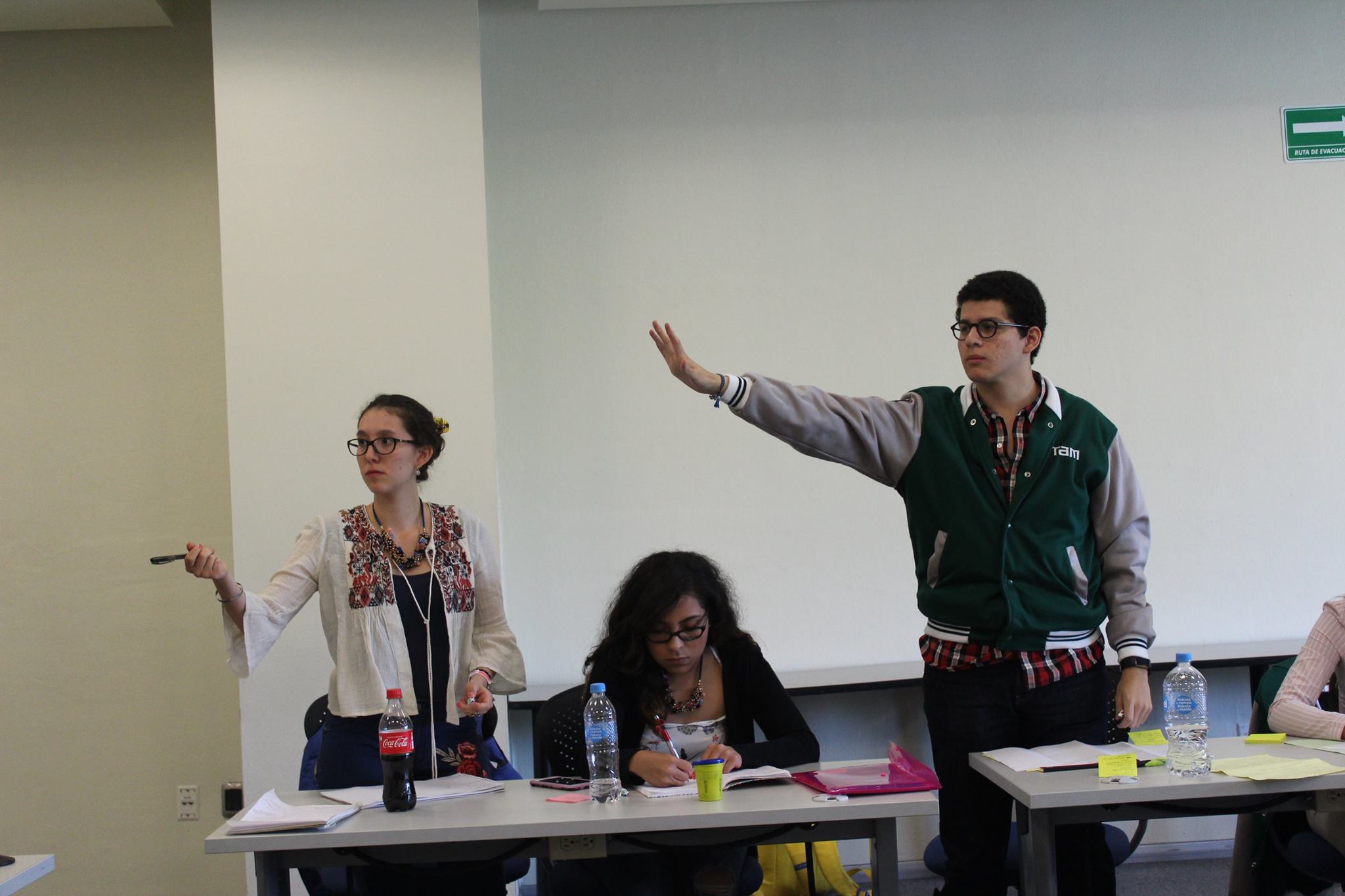 Alumnos de distintas universidades debatiendo en Campus Morelia