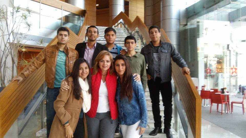 Cosme con la primera generación de líderes del mañana de Campus Sinaloa