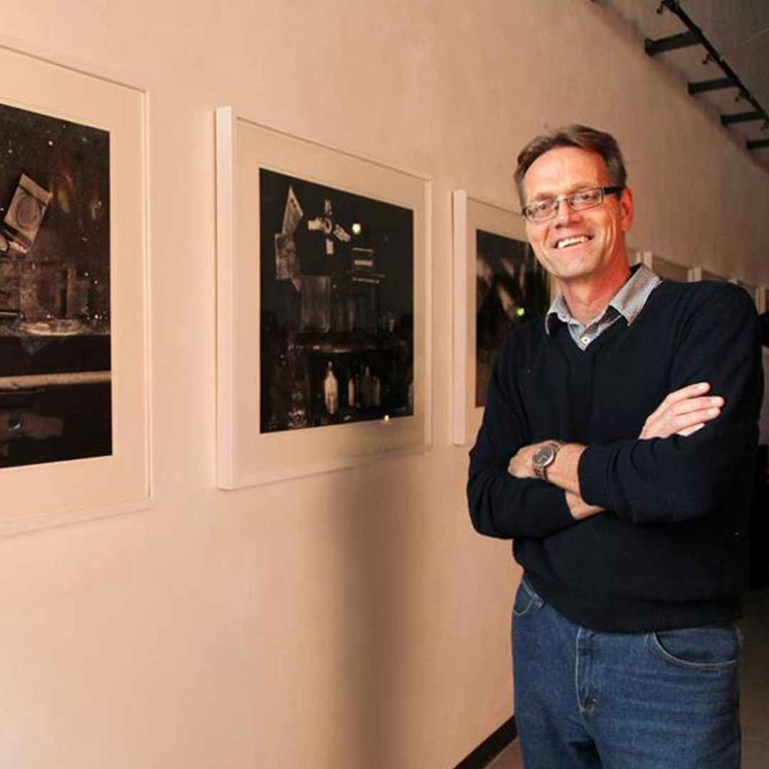Jan Kuijt en el Museo de Artes Gráficas junto a su exposición fotográfica