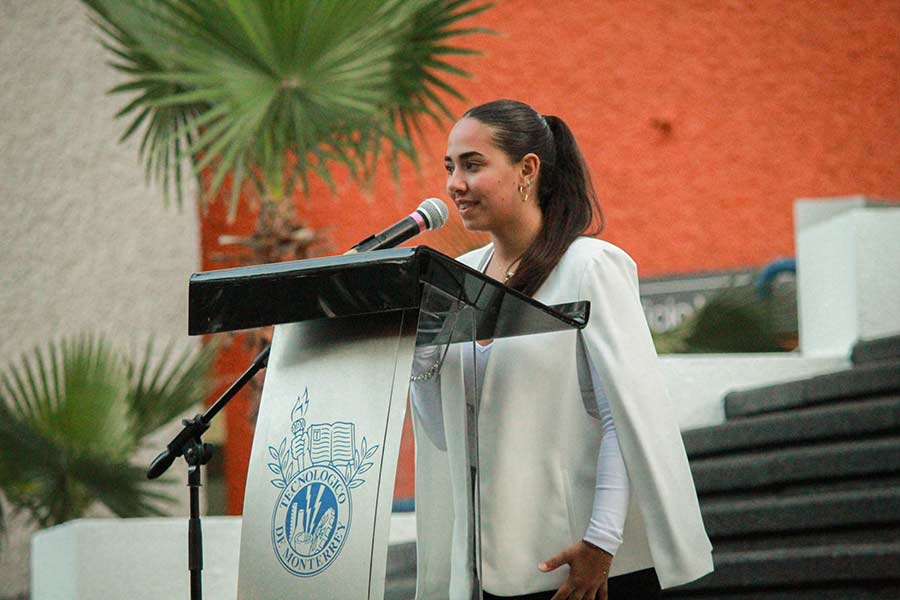 Alumna PrepaTec Santa Catarina brindando discurso en 25 aniversario