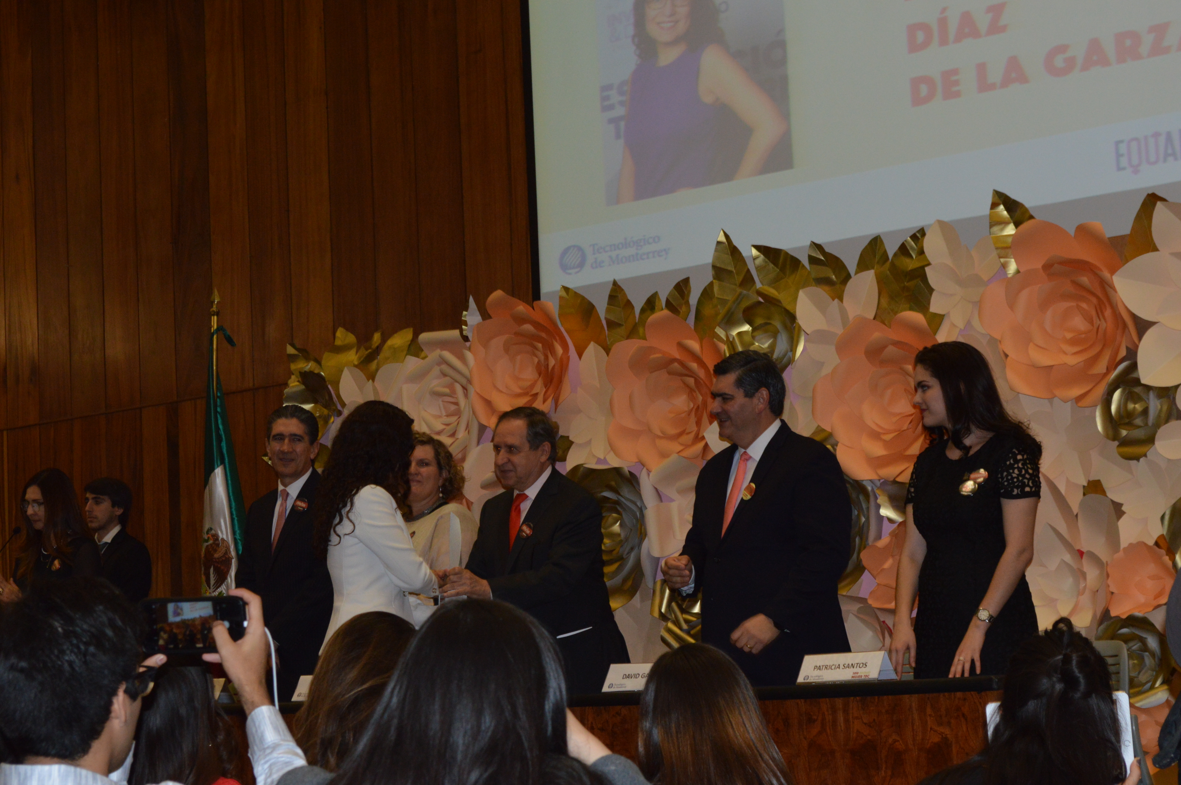 Rocío Isabel Díaz de la Garza recibiendo el Premio Mujer Tec.