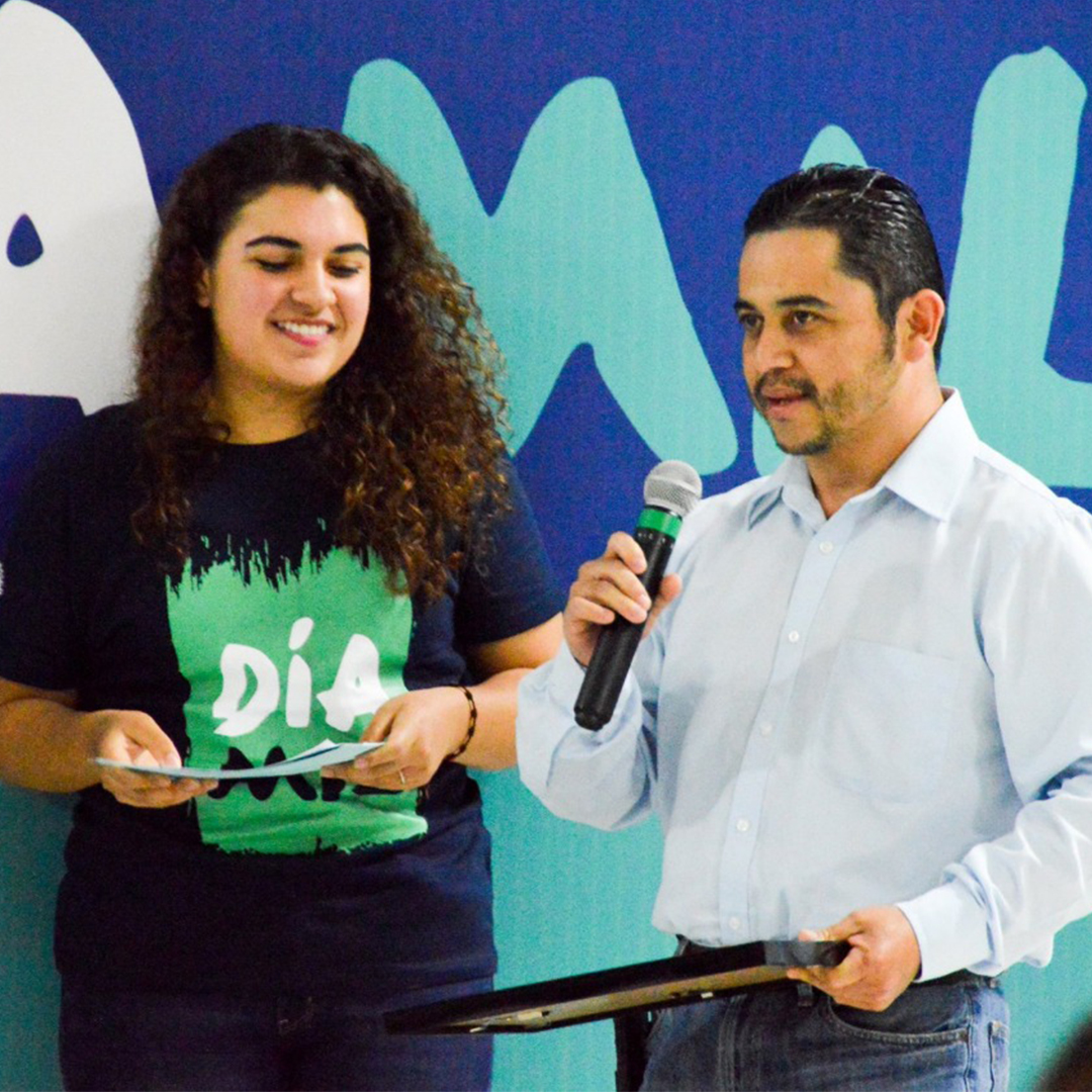 Salvador Gaona recibiendo el reconocimiento de los alumnos