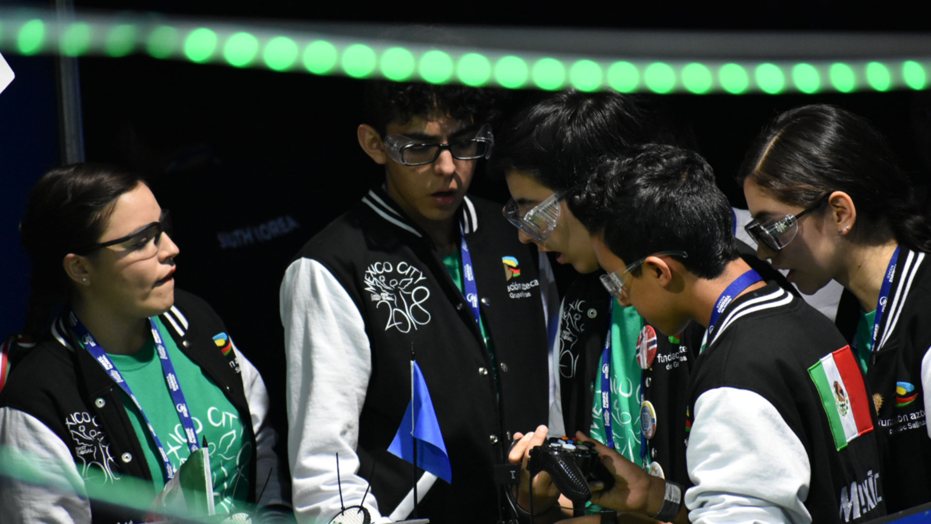 Jovenes del equipo mexicano de robótica, agrupados durante la competencia