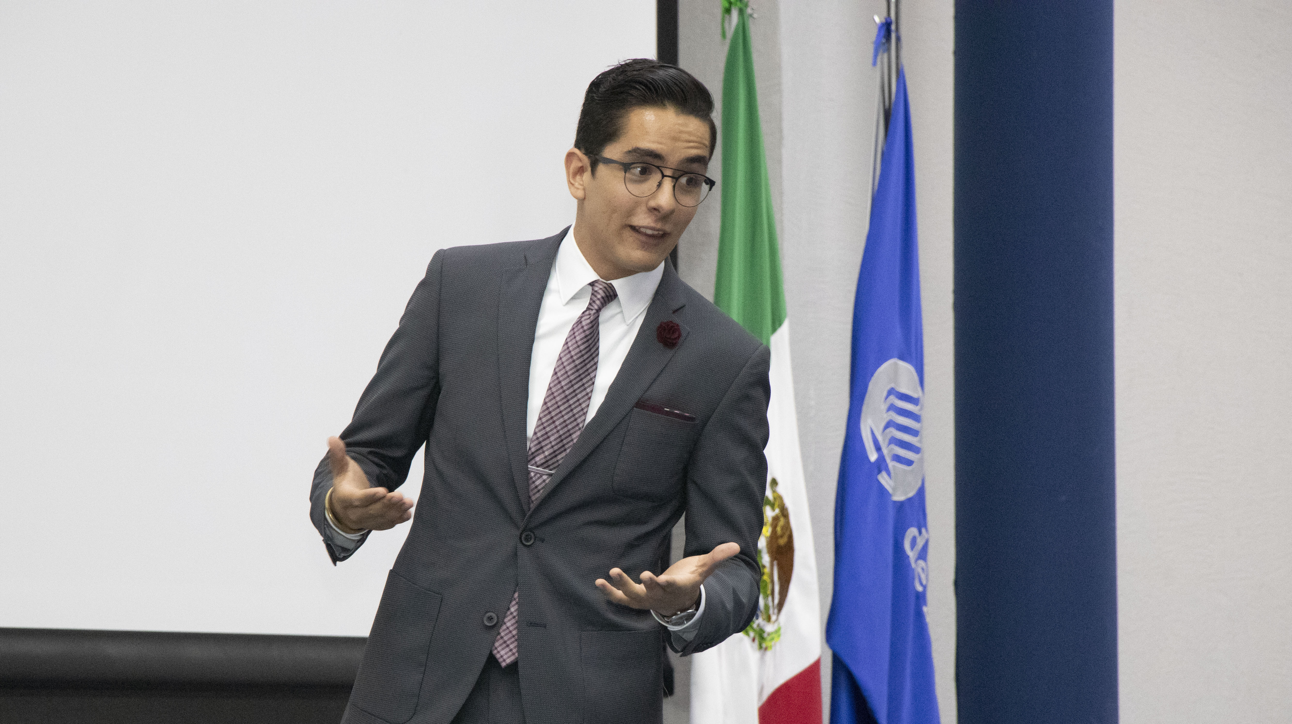 Andrés Hornedo, ganador del primer lugar regional de Discursos Persuasivos 