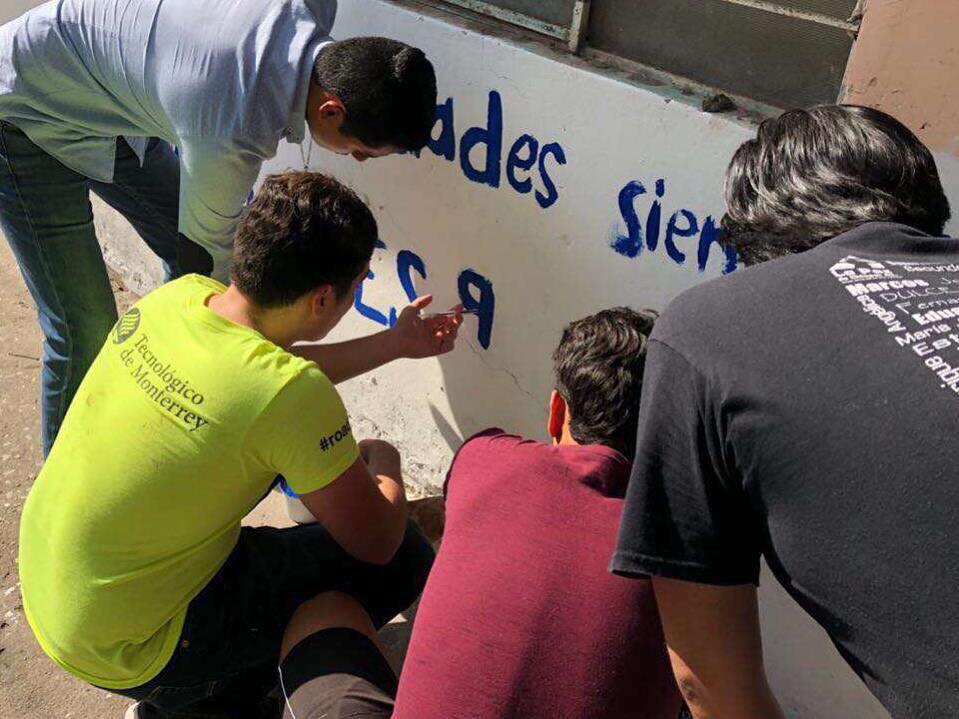 Alumnos pintando bardas en las calles de Tuxtla Gutiérrez, promoviendo los valores éticos como la inclusión.
