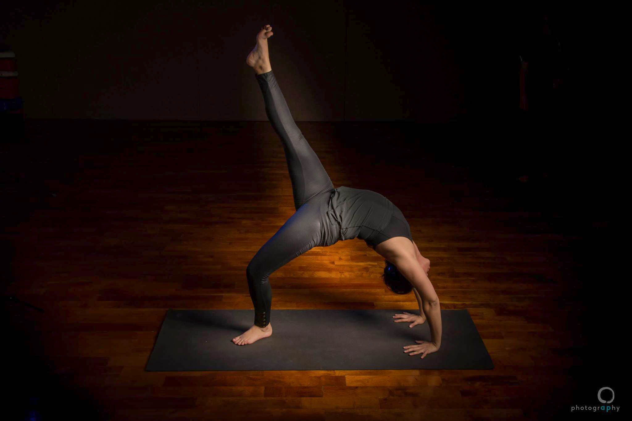 Mujer practicando yoga en un lugar oscuro 