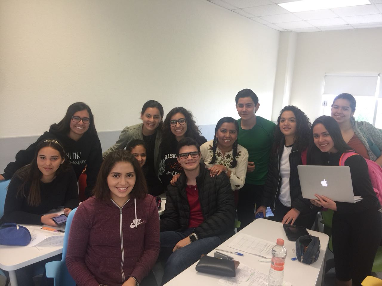 Sandra Castillo con sus estudiantes en el salón de clases.