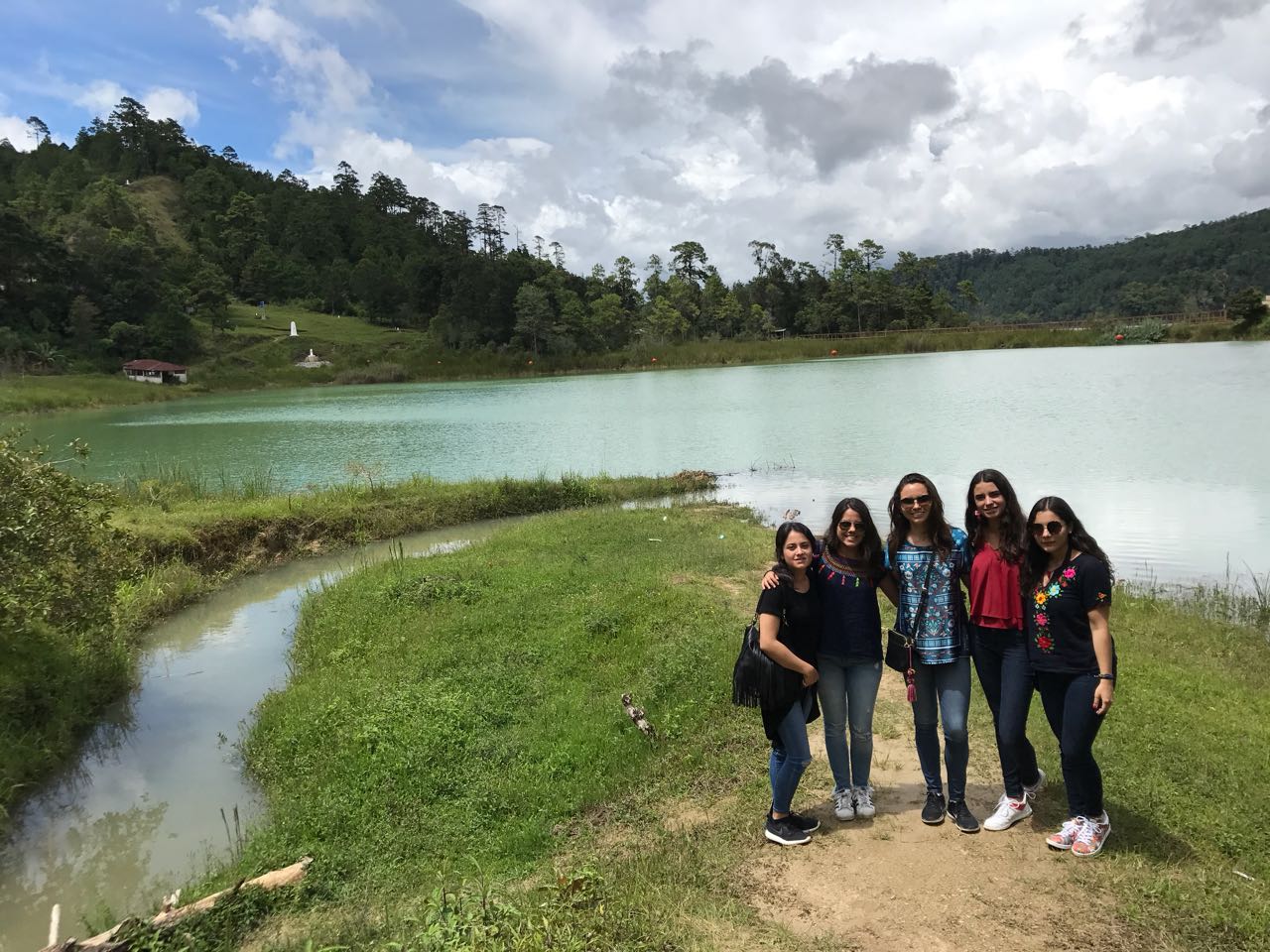 Los estudiantes pudieron visitar localidades como: El caracol zapatista Oventik, La comunidad de las abejas de Acteal, San Juan Chamula y Zinacantán, entre otras.