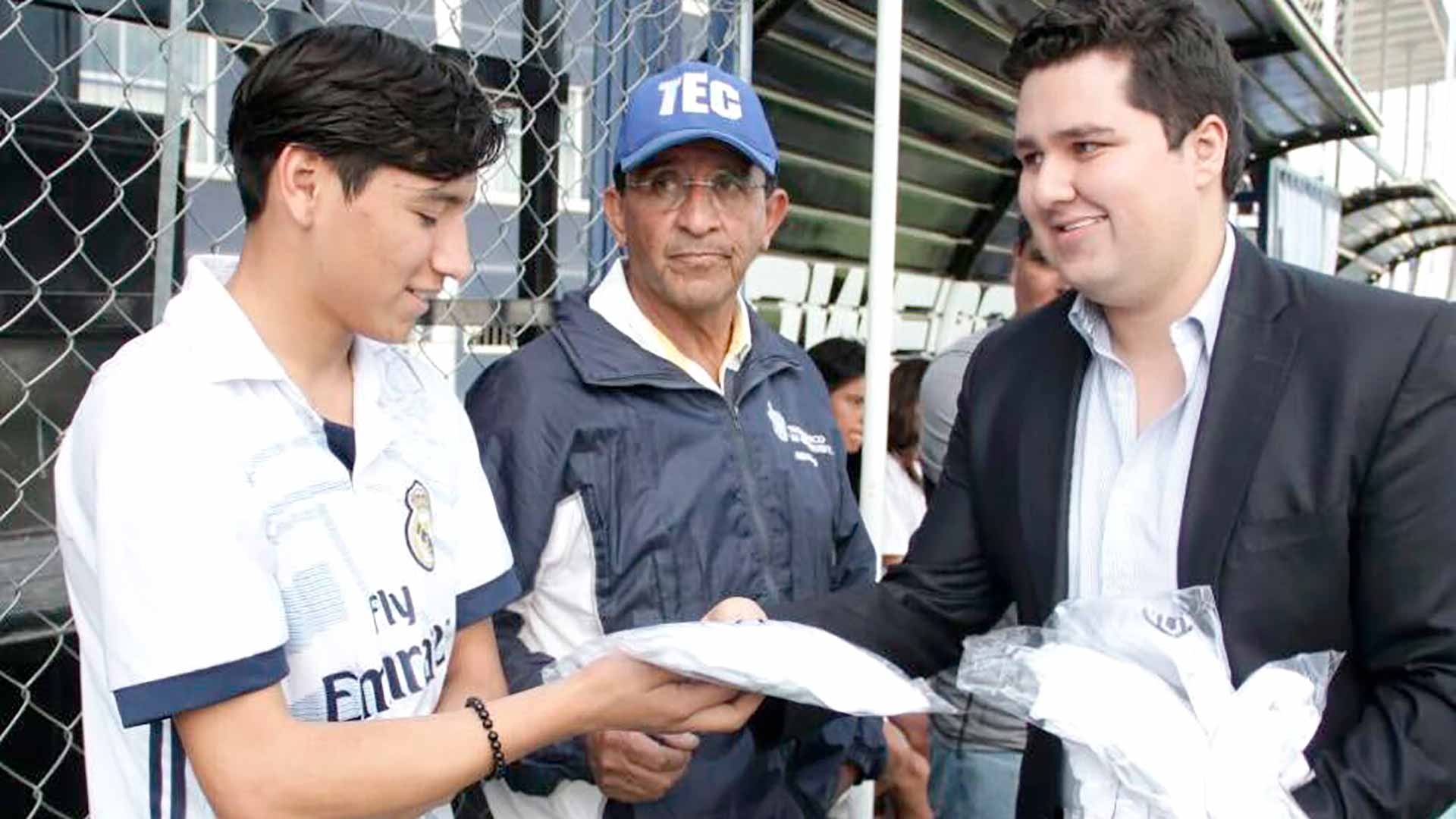 Arturo Rivera entrega apoyos a jóvenes de Pachuca