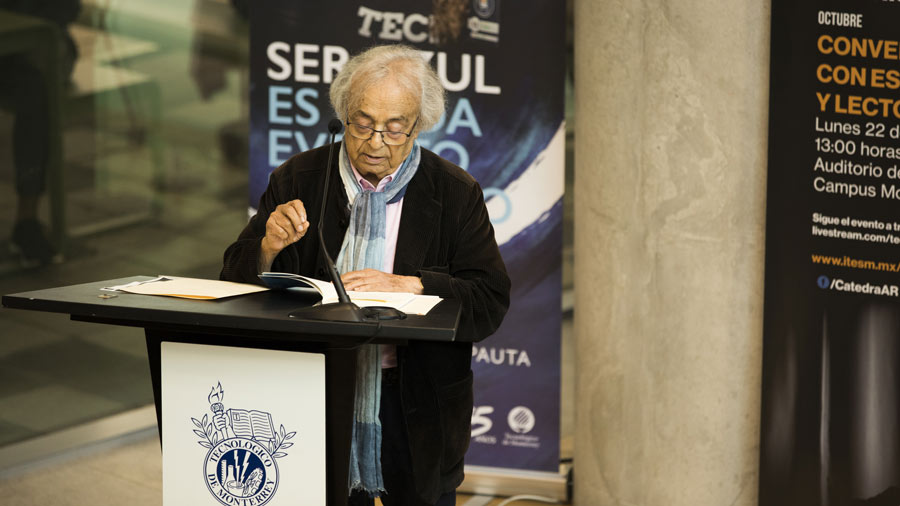 El poeta Adonis ofreció una conferencia como parte de la Cátedra Alfonso Reyes.