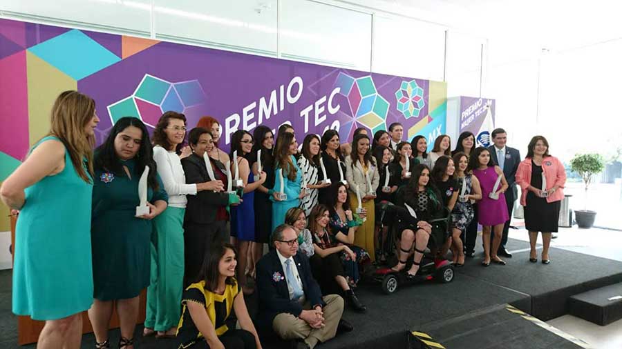 El grupo de mujeres galardonadas con el premio Mujer Tec 2019