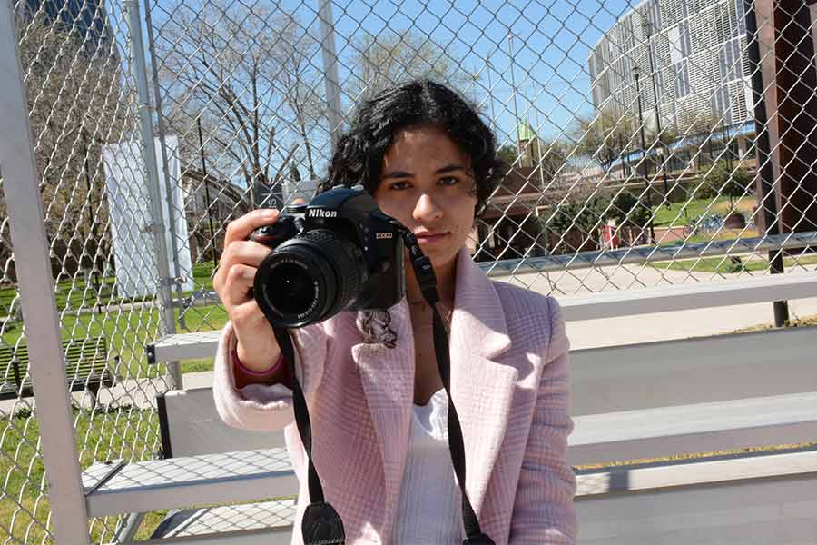 Alessandra Vargas alumna del Tec campus Chihuahua muestra la cámara con la que relizó su cortometraje