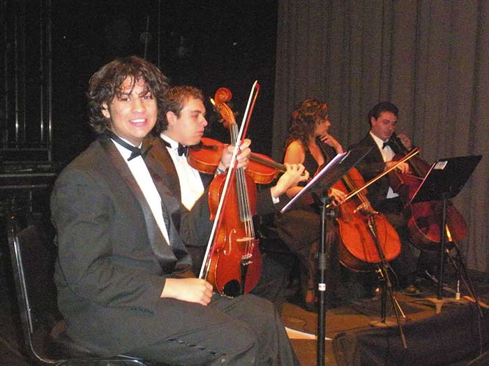 Alex Sarellano en un evento musical