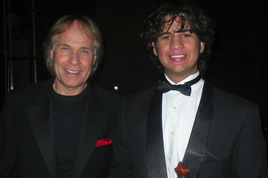Alex Sarellano junto al pianista Richard Clayderman