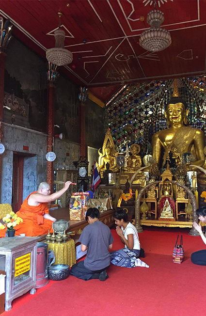 Alma recibiendo la bendición de un monje budista