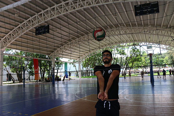 Andrés Hidalgo, alumno de IIS, practica en voleibol en el Tec
