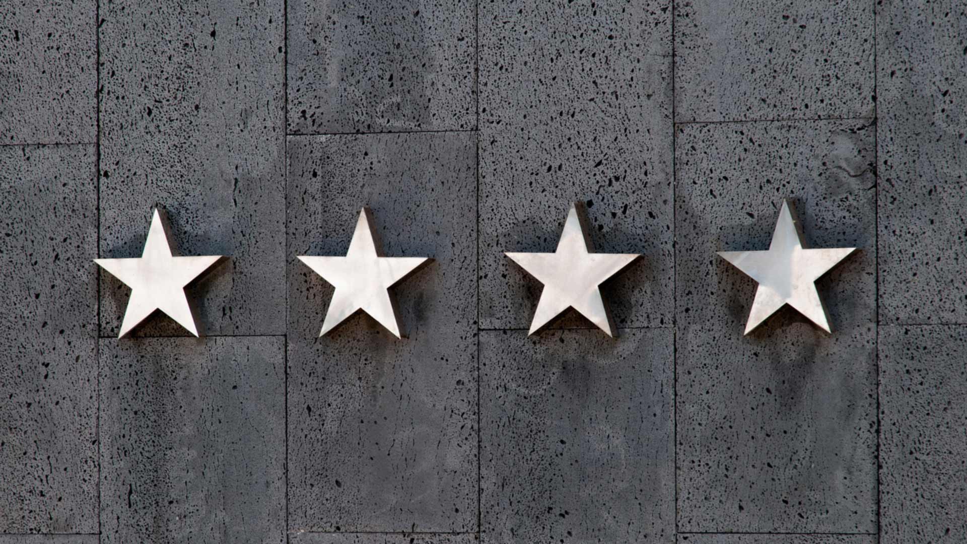 4 estrellas en una pared
