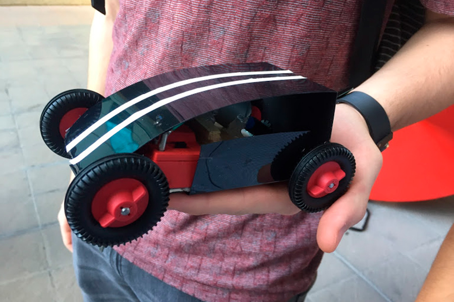 Auto robótico hecho por alumnos