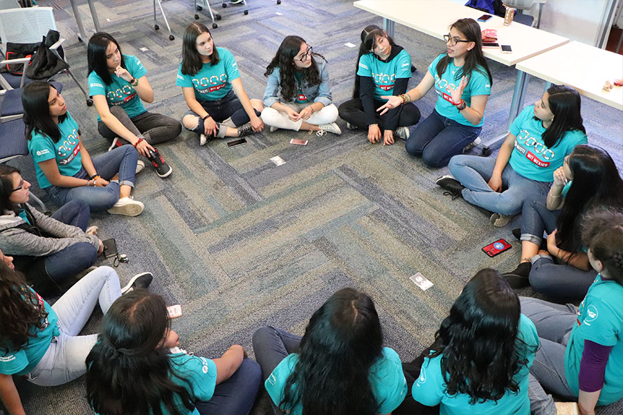 Con el objetivo de que las jóvenes se relacionen en un espacio interactivo en áreas de STEM, el Tec de Monterrey y el Massachusetts Institute of Technology (MIT) llevaron a cabo el taller ‘Patrones Hermosos’, donde chicas de entre 13 y 17 años se reunieron para realizar prácticas de programación y actividades que desarrollan el pensamiento algorítmico.