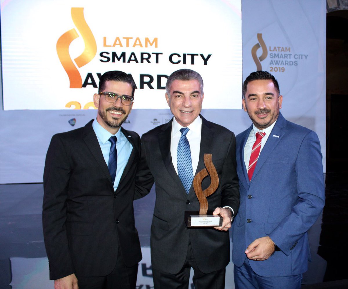 Rafael Galeana y Sergio Martinez posando con su premio del LATAM Smart City Awards