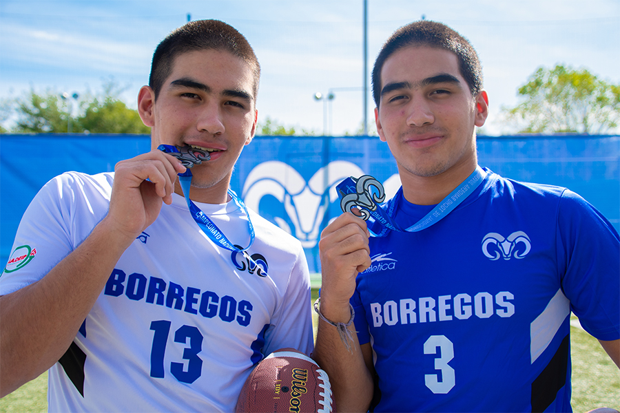 Los gemelos Copca con sus medallas de CONADEIP