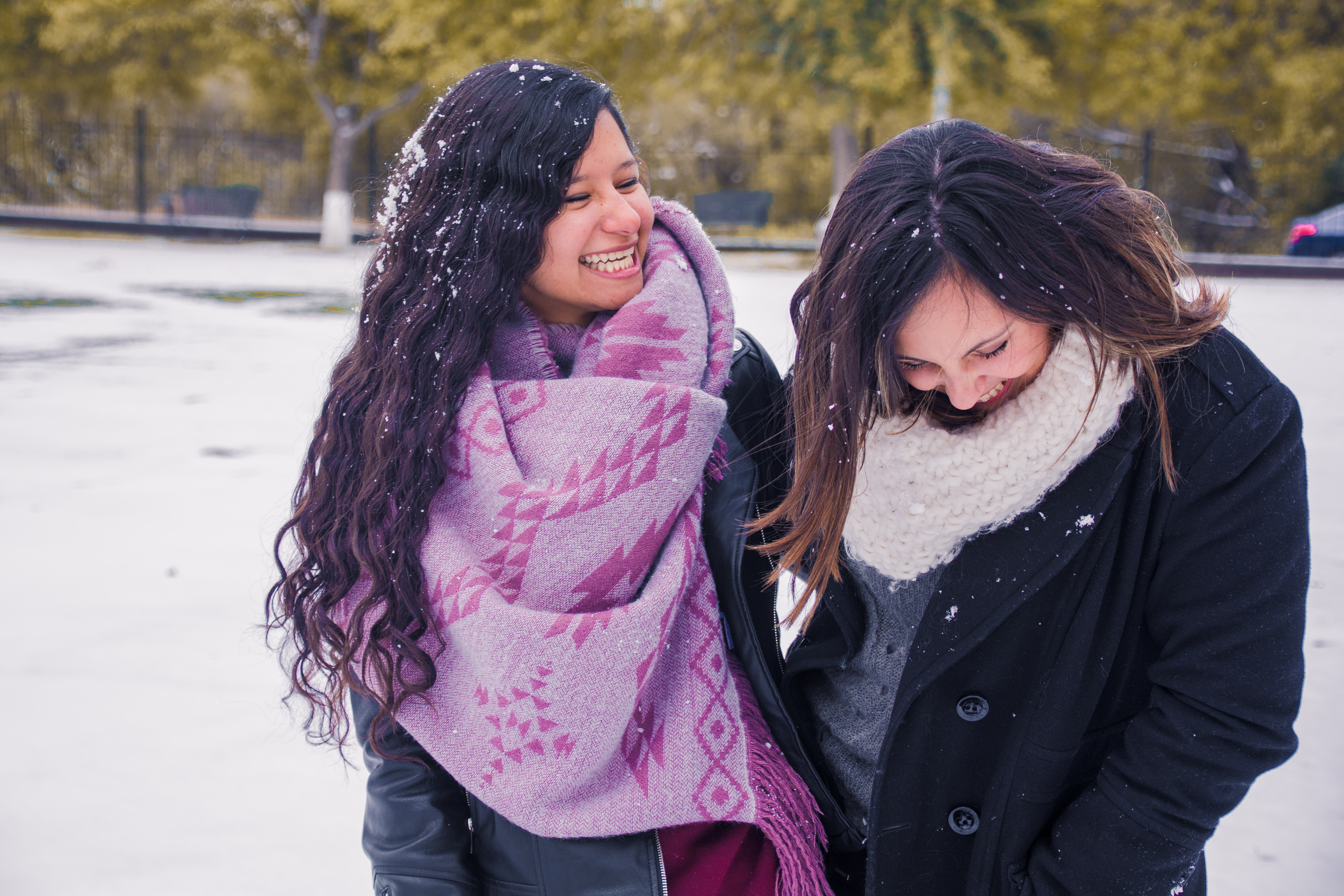 Un par de alumnas divirtiéndose bajo la nieve