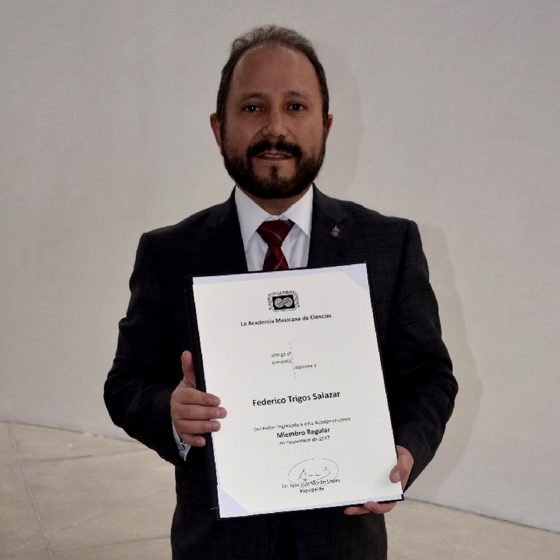 Federico Trigos con su diploma de la AMC.